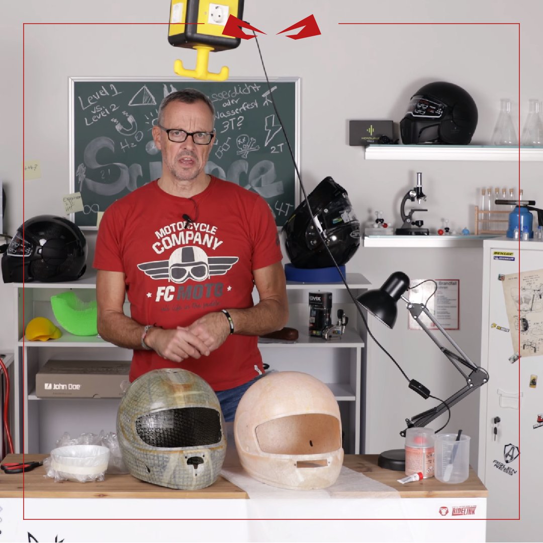 RideLink1's tweet photo. Wir haben uns bei FC Moto in die erste Reihe geschlichen und nun wohl bei jedem Video ganz vorne dabei. Der RideLink Affe kommt noch ganz groß raus! Hast Du uns auch schon entdeckt? Wo sind wir? #RideLink #NeverRideAlone https://t.co/P4yKxFJb3F