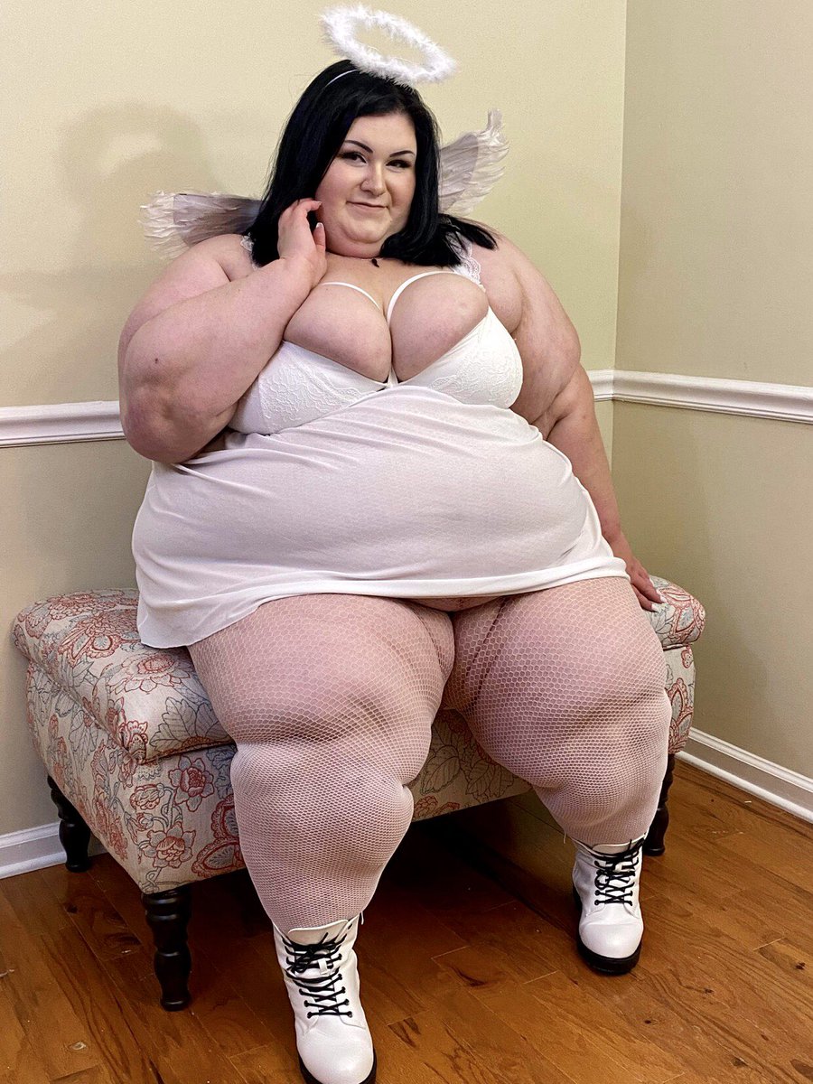 bigcutiesteph's tweet photo. How do you feel about me sitting on your shoulder? 😇 https://t.co/mShUUdGxZt