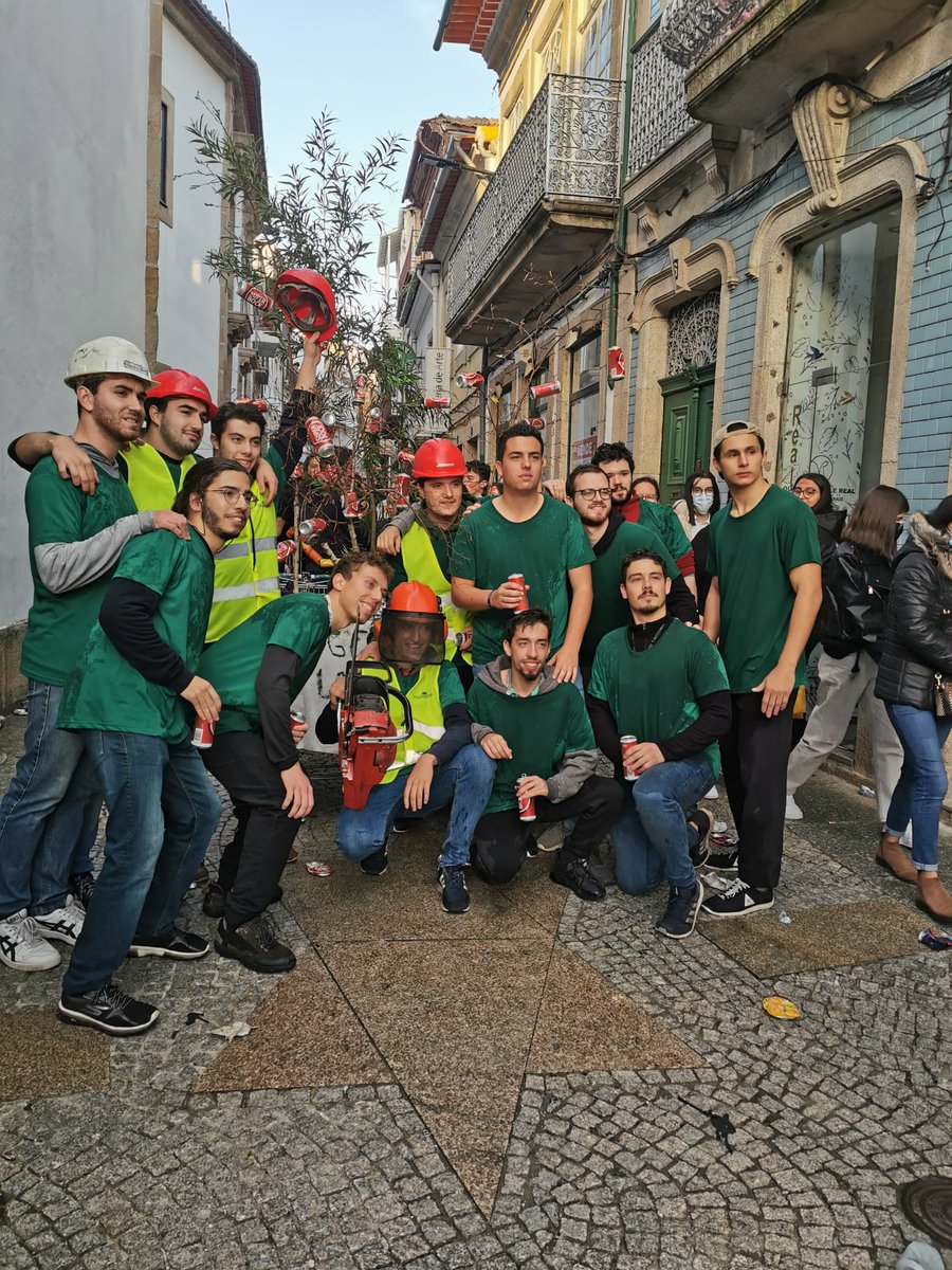d_fernandes27's tweet photo. Latada 2021 💚
"E damos assim por terminada a Licenciatura de Engenharia Florestal na mui nobre Universidade de Trás os Montes e Alto Douro" https://t.co/OdIgQTOBL7