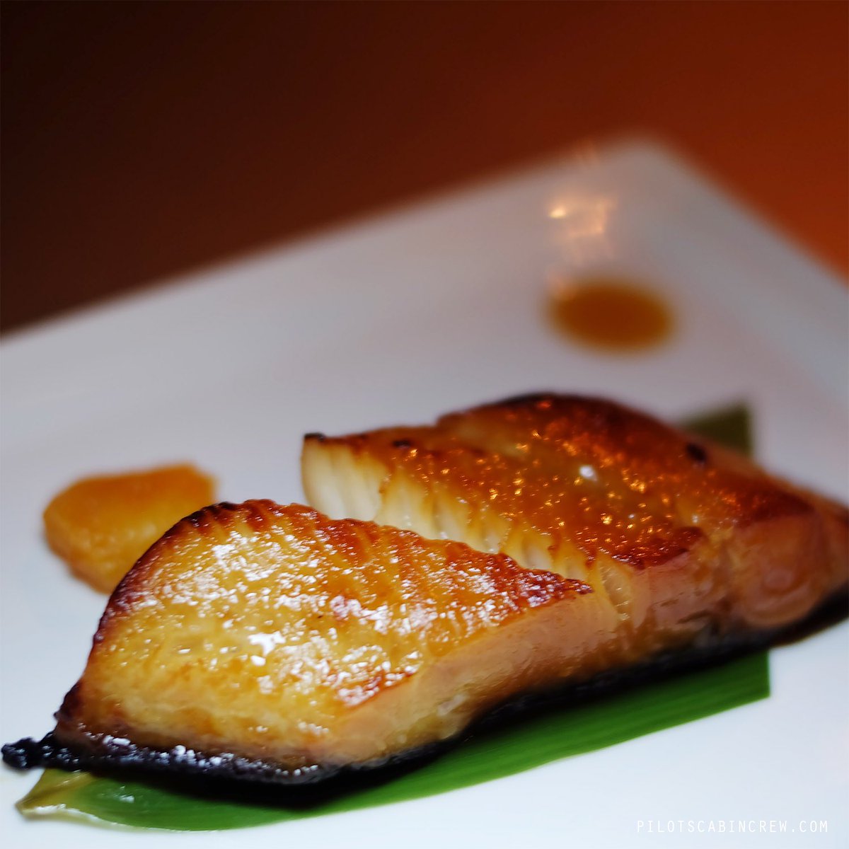 Recognize this beauty? It’s the famous Black Cod Miso at Nobu, Dubai. And talking about dining in Dubai, we have just published a post on all that nice-to-know stuff that will help you navigate the Dubai dining scene like a pro 😃 

pilotscabincrew.com/dining-in-duba…