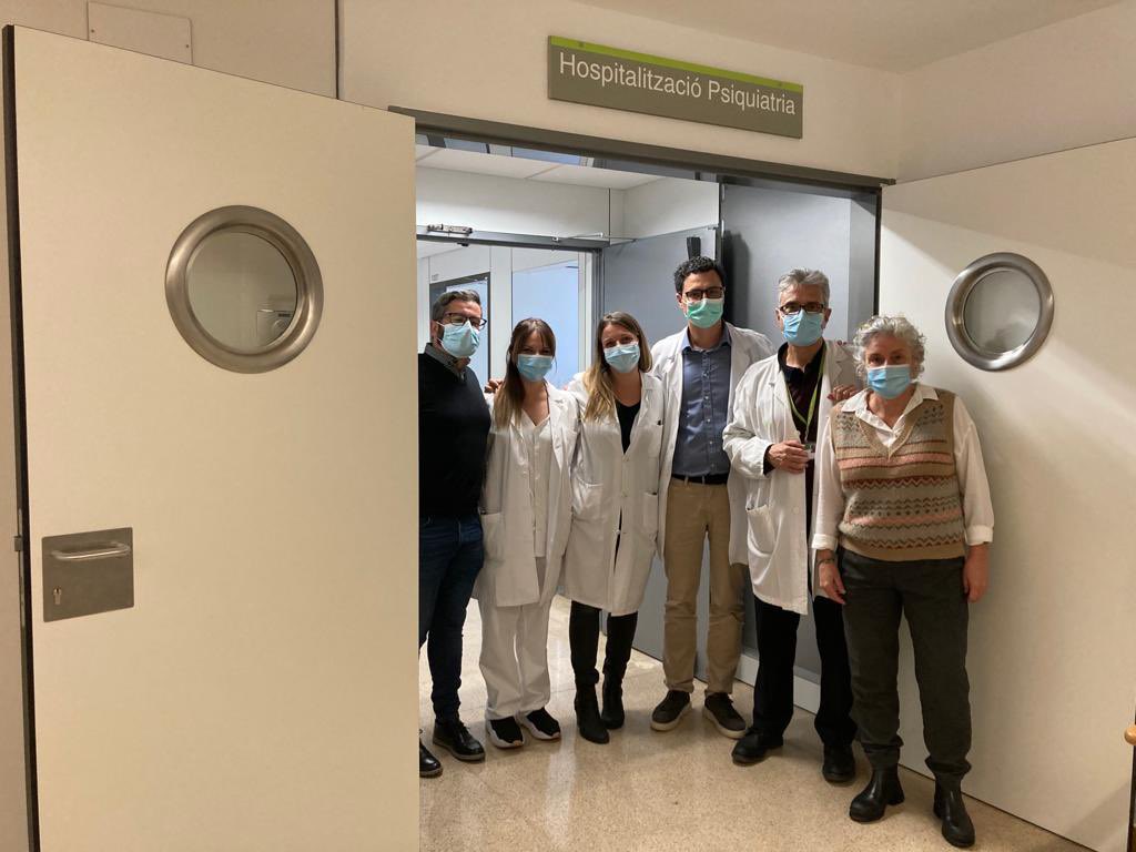 hgermanstrias's tweet photo. Avui hem rebut la visita de @magdacas i @JordiKilez per tractar i abordar els reptes de l’hospitalització de salut mental a Catalunya
🔝Hem pogut explicar el model d’hospitalització de Portes Obertes i @safewardsbcn de l’#hgermanstrias, entre d’altres projectes https://t.co/kjSvrZqfR0