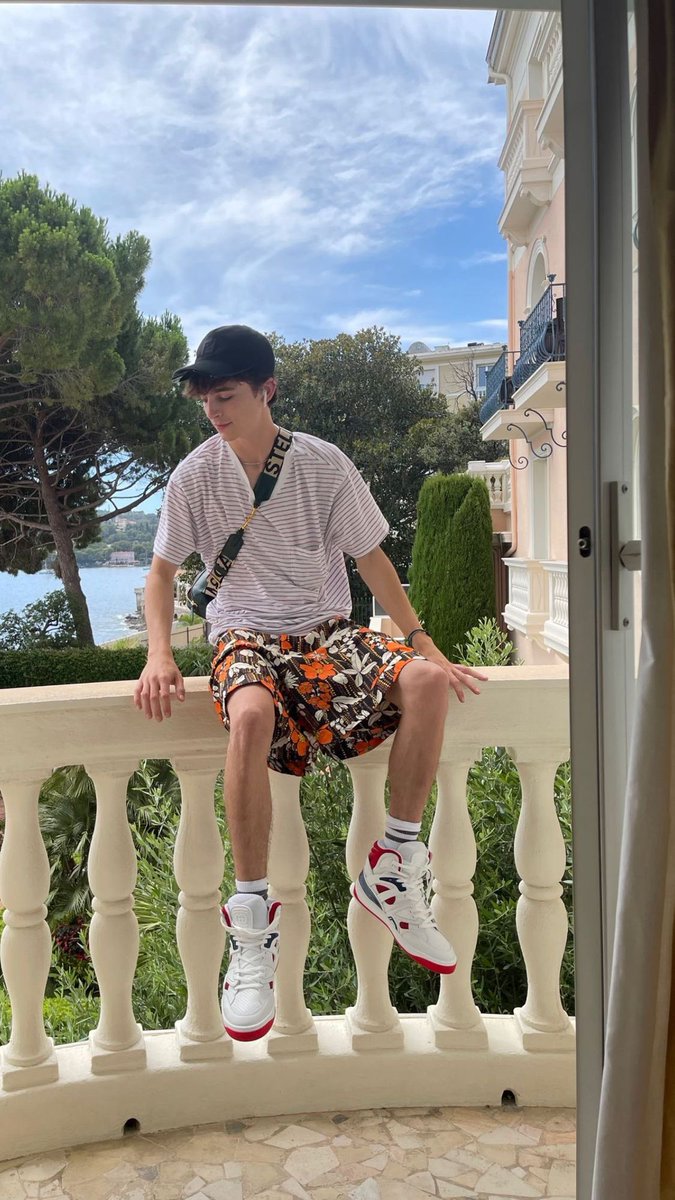 hourlychalamet's tweet photo. https://t.co/Nx1SqUQuws