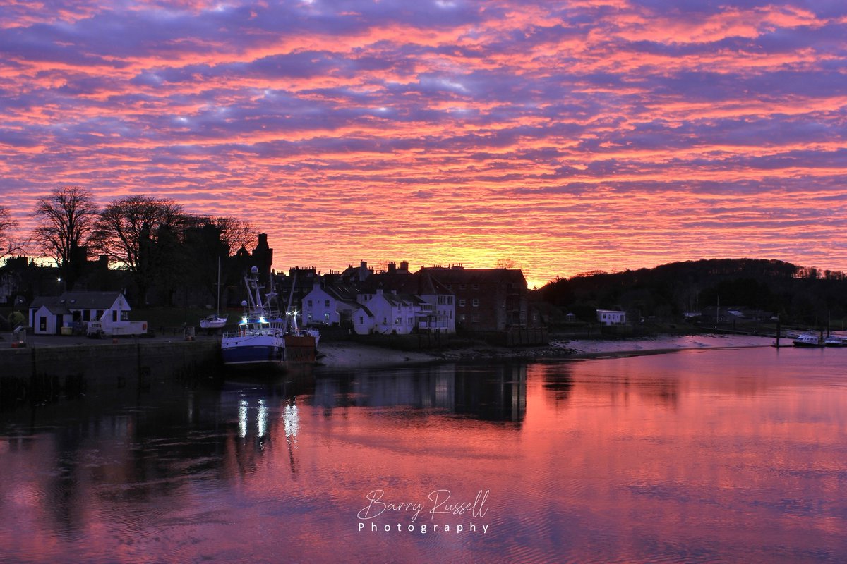 Baz_Russell's tweet photo. An awesome sunset tonight at Kirkcudbright, SW Scotland.
#sunset #scotland https://t.co/h00newz3Yr