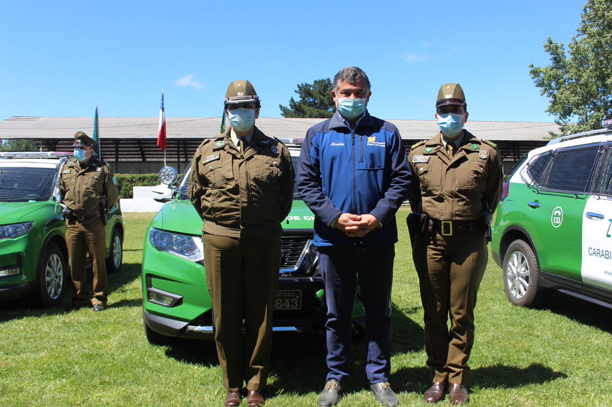 Municipioplc's tweet photo. @AlcaldePlc Mario González, participa de la ceremonia de entrega de vehículos policiales para la IX zona. 2 vehículos fueron destinados a la 3ra comisaría de #PadrelasCasas permitiendo con ello, aumentar la labor preventiva de la institución en la comuna. @CarabAraucania. https://t.co/cuRBJlbboY
