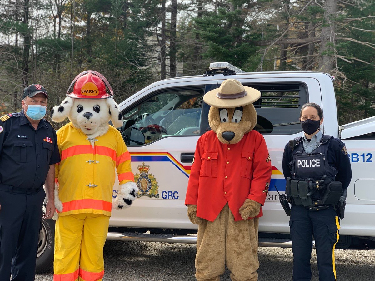 RCMPNS's tweet photo. #Chester Detachment members recently participated in the @CBFireRescue EveryDay Heroes and Wildfire Preparedness event. The event created awareness around the risks and potential disasters facing the #ChesterBasin District and included a visit by our #SafetyBear. https://t.co/lzXjYlxTWk