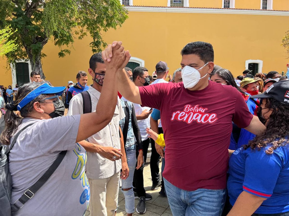 OviedoPSUV's tweet photo. El renacer está siendo posible gracias a ustedes, nuestro pueblo; en unidad con todos los alcaldes y alcaldesas electos y nuestro gobernador @amarcanopsuv, nos vinimos a Ciudad Bolívar a compartir con nuestra gente la gran victoria popular.

#VictoriaPopular
#VamosCiudadGuayana https://t.co/z7KzGh8NsO