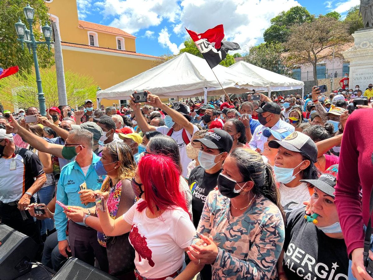 OviedoPSUV's tweet photo. El renacer está siendo posible gracias a ustedes, nuestro pueblo; en unidad con todos los alcaldes y alcaldesas electos y nuestro gobernador @amarcanopsuv, nos vinimos a Ciudad Bolívar a compartir con nuestra gente la gran victoria popular.

#VictoriaPopular
#VamosCiudadGuayana https://t.co/z7KzGh8NsO