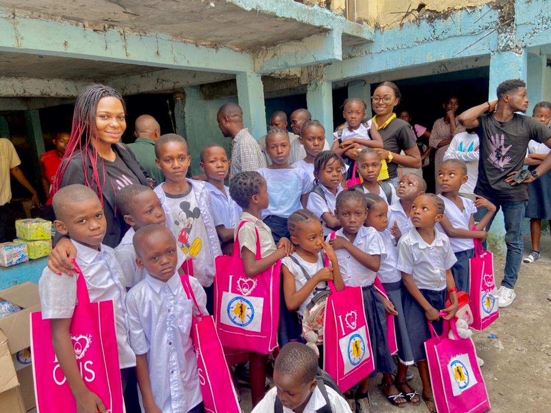 Soeurlevetoi's tweet photo. Dans le soucis de contribuer au vécu quotidien des élèves de la ville de #kinshasa,@Soeurlevetoi apporte sa modeste contribution en terme de équipements scolaires à l'école #kimbaguiste et #Mukaba de Masina.
Merci à @cityMarket pour le Don
@mayabu_ruth https://t.co/LjuI8rZRIr