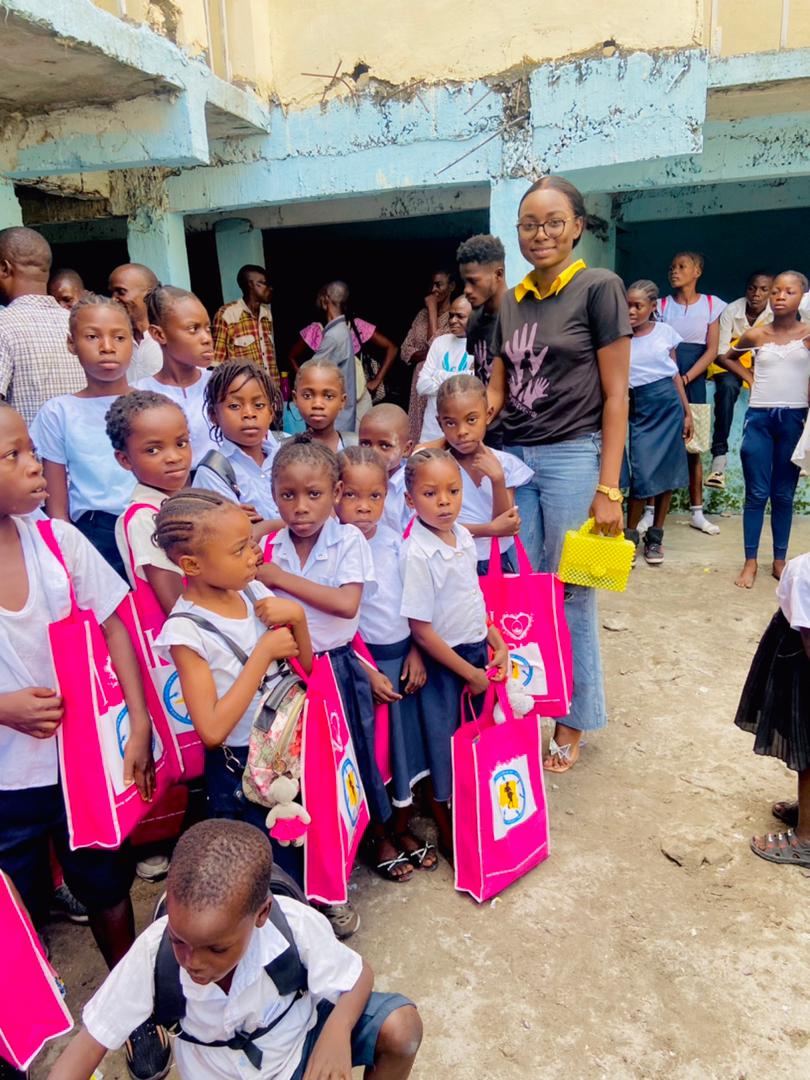 Dans le soucis de contribuer au vécu quotidien des élèves de la ville de #kinshasa,<a href="/Soeurlevetoi/">Soeur, Lève-Toi 👩🏿‍🏫</a> apporte sa modeste contribution en terme de équipements scolaires à l'école #kimbaguiste et #Mukaba de Masina.
Merci à @cityMarket pour le Don 
<a href="/mayabu_ruth/">Ruth Mayabu</a>