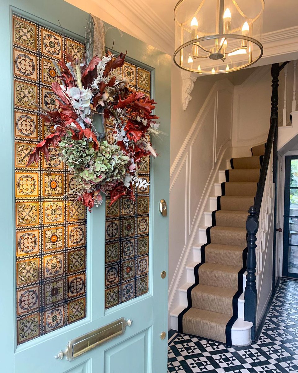 Feeling festive? 🎄
This elegant hallway by @ se9_edwardian_terrace has got us feeling ready for party season.  Recreate the look with our Wool Cascade carpet in CAS102, for a stair runner that will get your guests talking!

Discover our flooring options: bit.ly/3m3s1rz