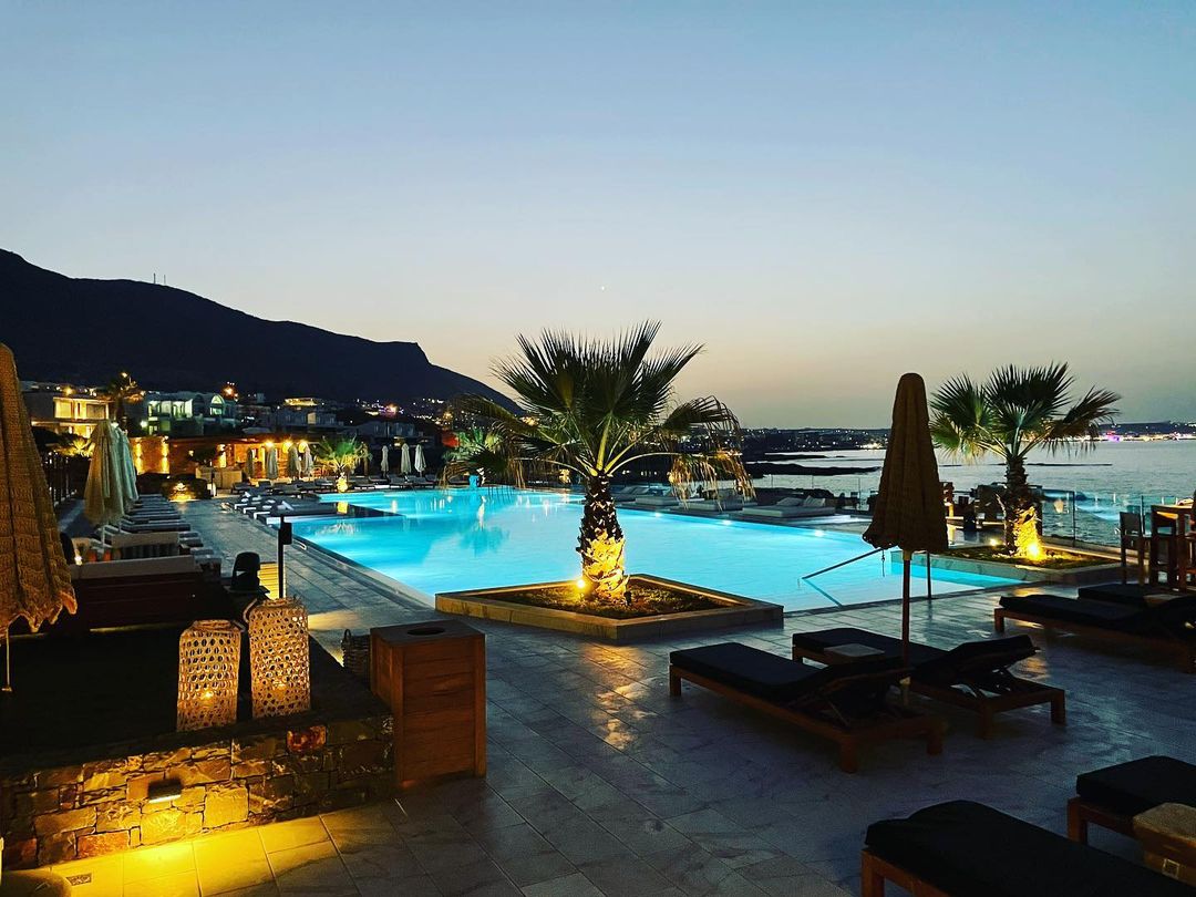 AvondaleTravel's tweet photo. Located in Crete, Greece, @abatonisland is a labyrinth of white cubes situated mere steps from white-sand beaches. This modern piece of architecture offers 152 “Zen-chic” rooms, suites, and villas, along with five restaurants and an Elemis spa.

📷  @buddhadan https://t.co/xXbXd9iyOZ