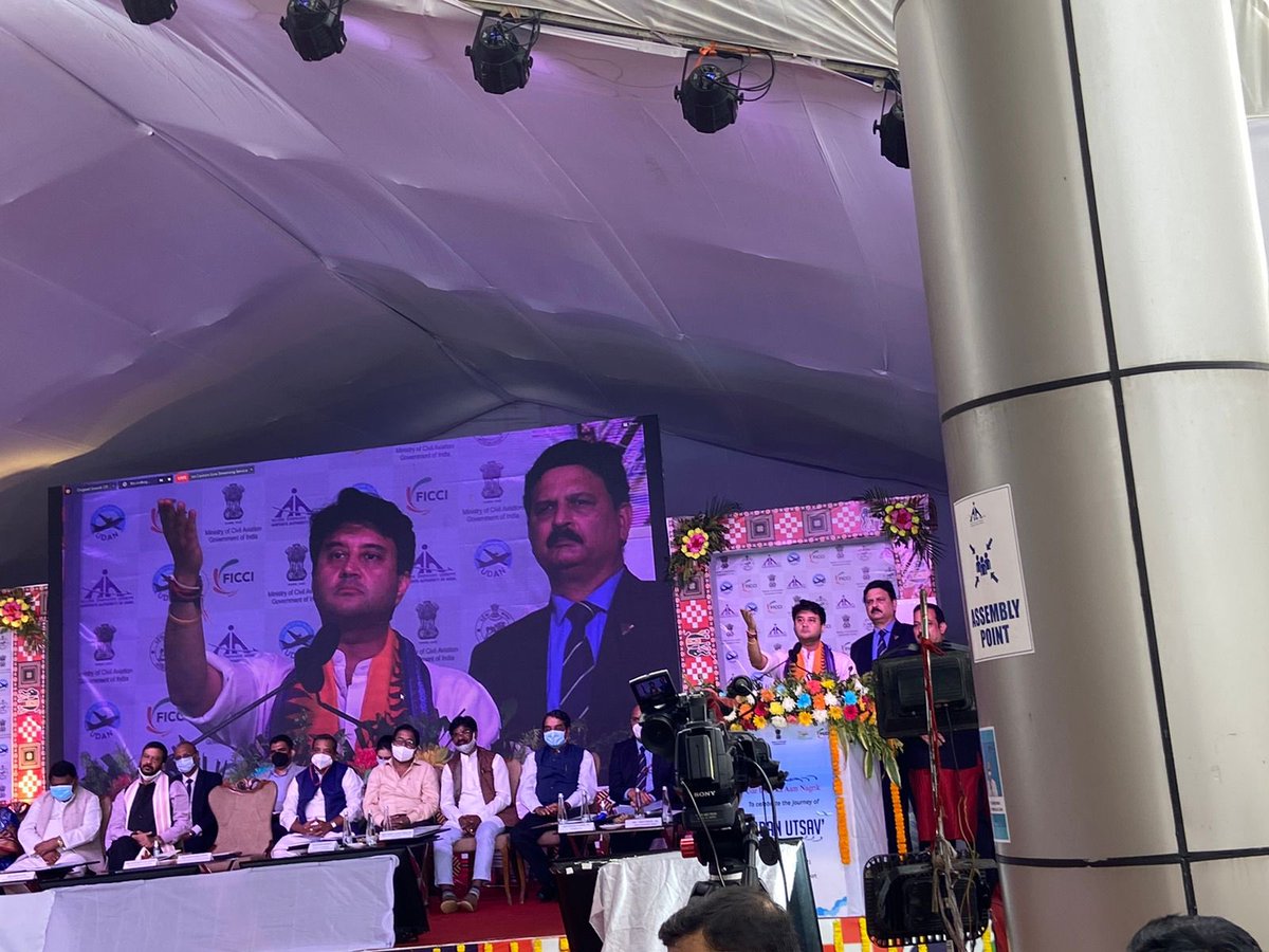 JM_Scindia's tweet photo. “झाड़सुगुड़ा में प्रथम चरण का विकास कार्य हुआ है। मैं चाहता हूं कि अब दूसरे चरण के विकास कार्य भी हम जल्द से जल्द कर पाए। हमारे यशस्वी प्रधानमंत्री श्री @narendramodi जी का संकल्प है कि आवागमन की सुविधाओं को हम देश भर के कोने कोने में फैलाएं।” #UdanUtsav https://t.co/SEdGmgWRev