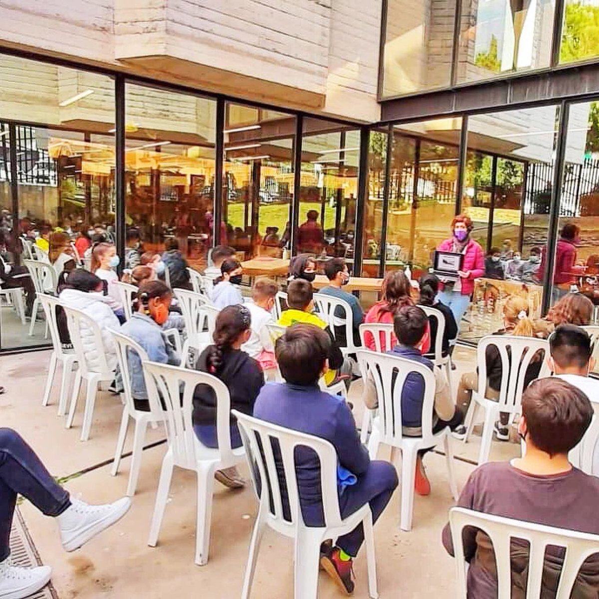 imualandia's tweet photo. Hoy he estado en la #BibliotecaManuelAltolaguirre de @BibliotecasMlg para presentar el proyecto de #MalagueñasIlustresdelaCultura a los alumnos de quinto curso del #CEIPDoctorFleming.
Ha sido su primera visita a la biblioteca desde antes del confinamiento. https://t.co/KAieyDXsd2