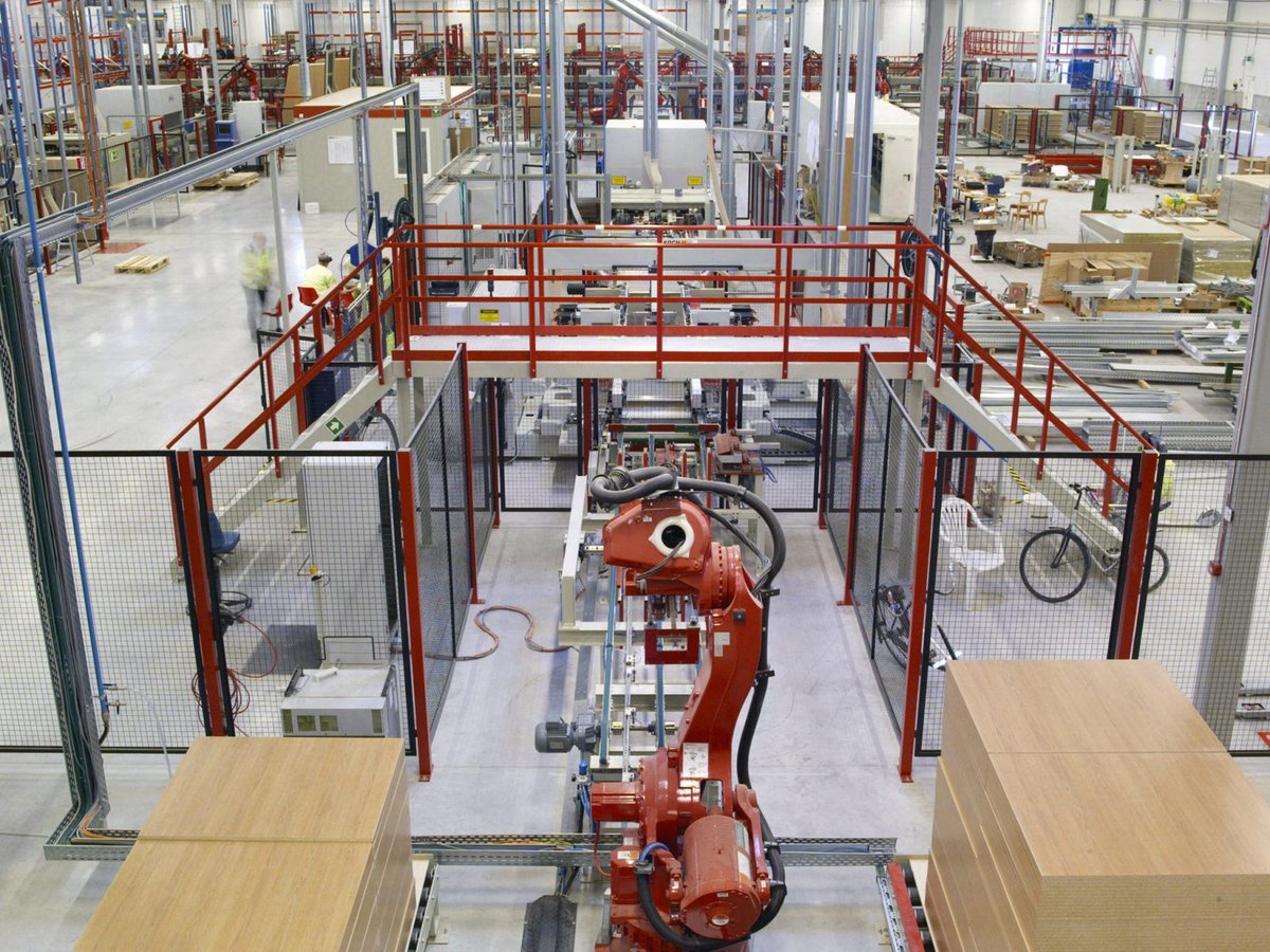 GSMUSA5's tweet photo. Industrial robots perform a variety of unsafe and tedious tasks, such as moving tools and materials. These robots also come in various sizes and shapes, which warrants different machine guarding requirements. Learn more: https://t.co/0FYgN0z2iR.
#industrialrobot #robotcellfencing https://t.co/ot1ramnGZL