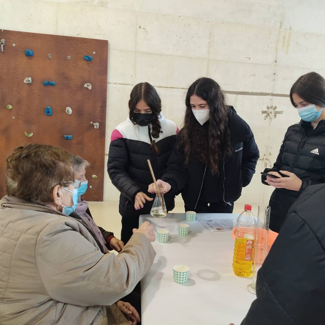 IESO_SlaMesta's tweet photo. ¡Estamos que no paramos! 🏃♀️🏃♂️🏃 Y es que nuestros 🧓👨🦳👩🦳 más molones han vuelto al Centro para la segunda sesión de nuestro Programa #AGEV #Intergeneracional, esta vez conducida por nuestra profe Fátima y los alumnos de 3°B. Con mucha ilusión han realizado un taller de cosmética https://t.co/YIjzZqDnUy