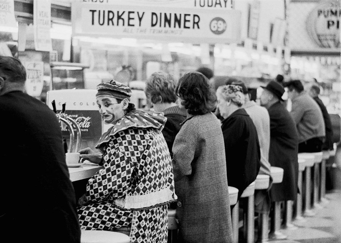 sim_barr's tweet photo. 🦃 #TurkeyDinner 69¢ …
A #clown at a lunch counter in a #diner. Reno, Nevada, 1963 by #Germanphotographer #ThomasHoepker
#clowns #renonevada #photographer #photography #dinerscenes #lunchcounter #blackandwhitephotography #thanksgivingdayfeast #diningalone #thanksgivingplans https://t.co/OD7gI4ZBWb