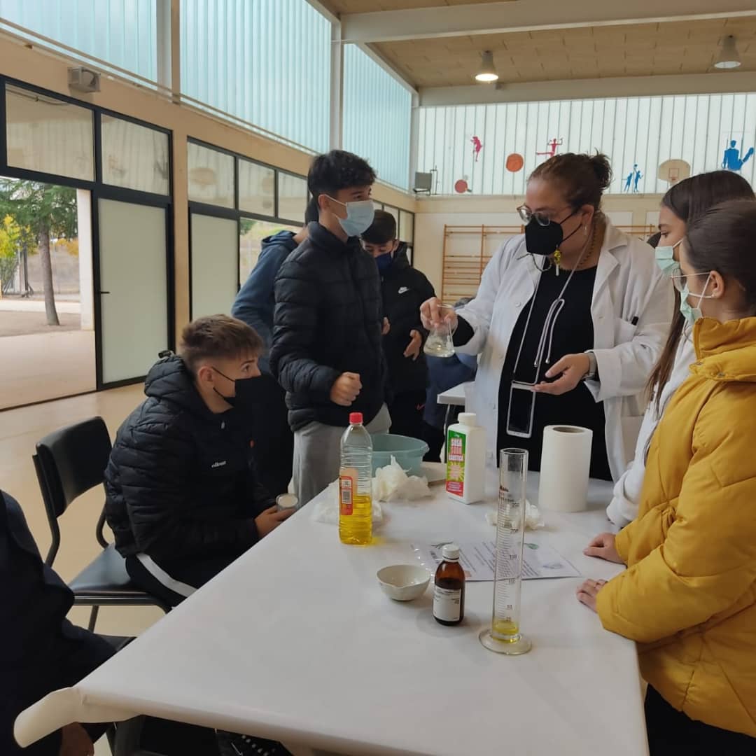 IESO_SlaMesta's tweet photo. ¡Estamos que no paramos! 🏃♀️🏃♂️🏃 Y es que nuestros 🧓👨🦳👩🦳 más molones han vuelto al Centro para la segunda sesión de nuestro Programa #AGEV #Intergeneracional, esta vez conducida por nuestra profe Fátima y los alumnos de 3°B. Con mucha ilusión han realizado un taller de cosmética https://t.co/YIjzZqDnUy
