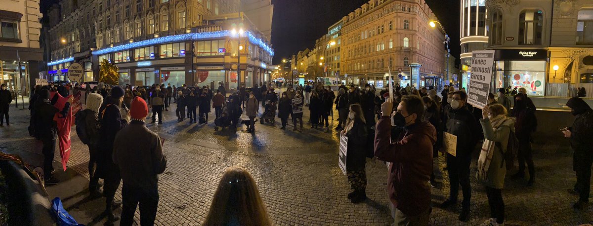 Soc_Sol's tweet photo. Více jak 150 lidi se sešlo na Jungmannově nám. v Praze. Projevy popisují jak utrpení lidi na polsko-beloruských hranicích. https://t.co/YU9Tf4dzkP