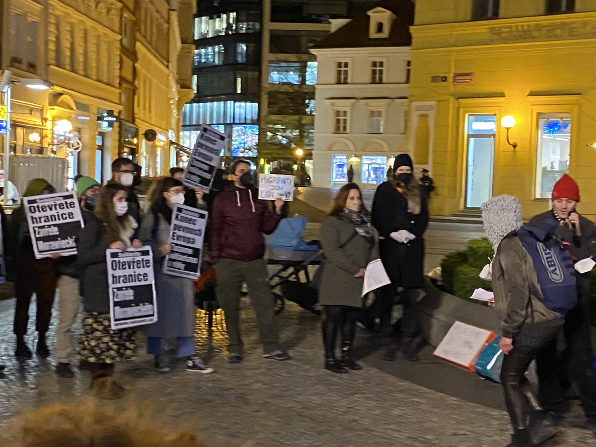 Soc_Sol's tweet photo. Více jak 150 lidi se sešlo na Jungmannově nám. v Praze. Projevy popisují jak utrpení lidi na polsko-beloruských hranicích. https://t.co/YU9Tf4dzkP