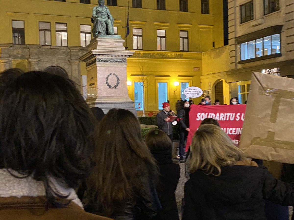 Soc_Sol's tweet photo. Více jak 150 lidi se sešlo na Jungmannově nám. v Praze. Projevy popisují jak utrpení lidi na polsko-beloruských hranicích. https://t.co/YU9Tf4dzkP