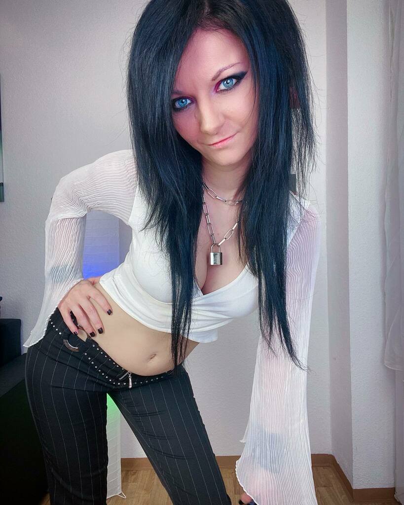 Is it really Monday? 👀 #lailabanx #cute #emo #emogirl #emostyle #emohair #blackhair #blueeyes #blueeyedgirl #blacknails #mondaymotivation https://t.co/zOq9m1eNh2