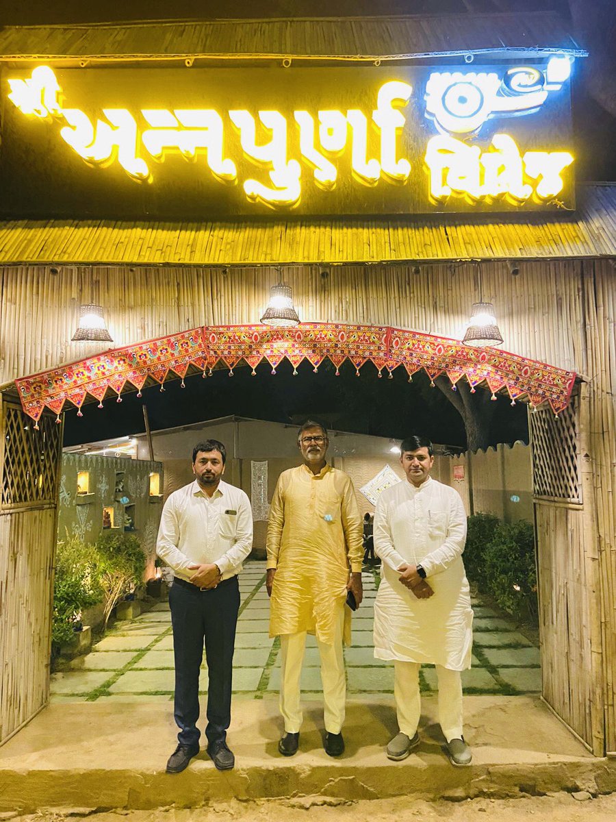 DhavalDaveBJP's tweet photo. ગુજરાત સરકારના શિક્ષણ મંત્રી (રાજ્યકક્ષા) શ્રી કિર્તીસિંહ વાઘેલા જી અને ડીસા નગરપાલિકાના પૂર્વ પ્રમુખ શ્રી પ્રવીણભાઈ માળી એ અમારી શ્રી અન્નપૂર્ણા વિલેજ હેરિટેજ રેસ્ટોરન્ટમાં  આતિથ્ય માણ્યુ https://t.co/Im8LbTUlRd