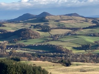 EildonRamblers's tweet photo. 13 walkers on beautiful chilly November day from #Selkirk, up to top #LinglieHill, up to top of #ThreeBrethren, to #TibbieTamson’s grave, then to #HarewoodHill. Magnificent views!
Marian was leader & Kate back marker. pics Frank
@ramblersscot @RamblersGB @VisitScotNews #Borders https://t.co/WnvEi21NE7