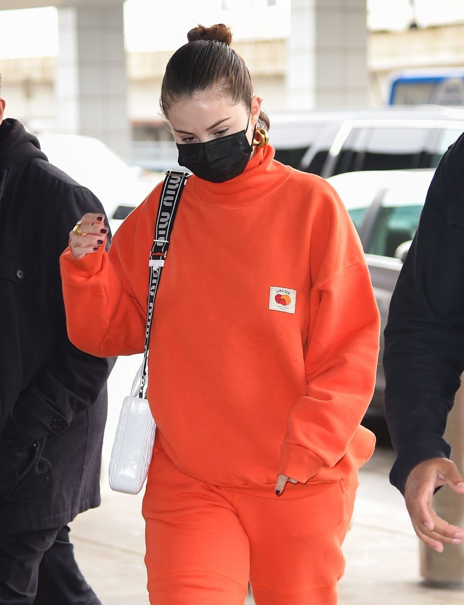 GomezMediaNews's tweet photo. Selena Gomez arriving at JFK Airport https://t.co/flaBDc3Ehv