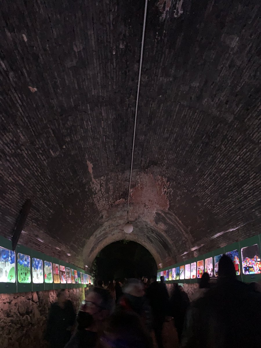 “Si vas pels volts d'Olot, amunt del pla…” trobaràs iniciatives meravelloses com #Lluernia2021 🔝🤟🏽
Com cada any i amb l’arribara del fred, riuades de gent, gorros i bufandes es passegen per la comarca buscant la llum d’instal•lacions com aquestes👇🏽 

Això sí, porteu frontals😅