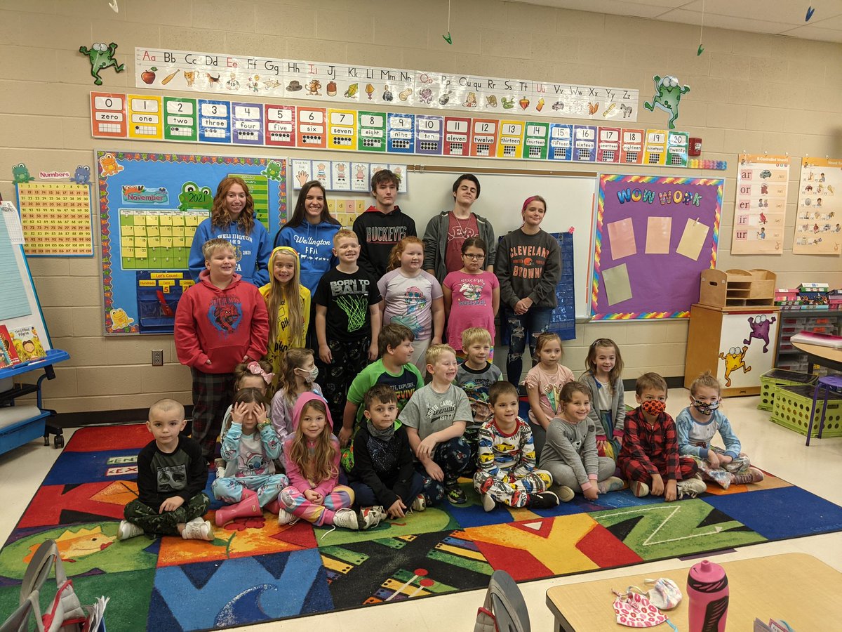 Wellington FFA had a fun and exciting day teaching the first graders at Keystone about corn 🌽