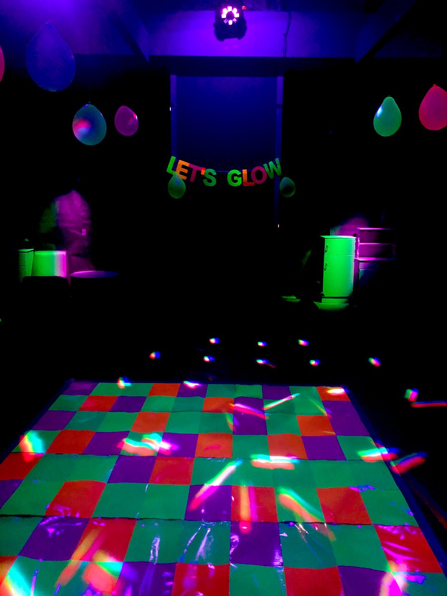 MrsLax_CCE's tweet photo. Glow Day #cce #Kindergarten https://t.co/4SlzCEqmaV