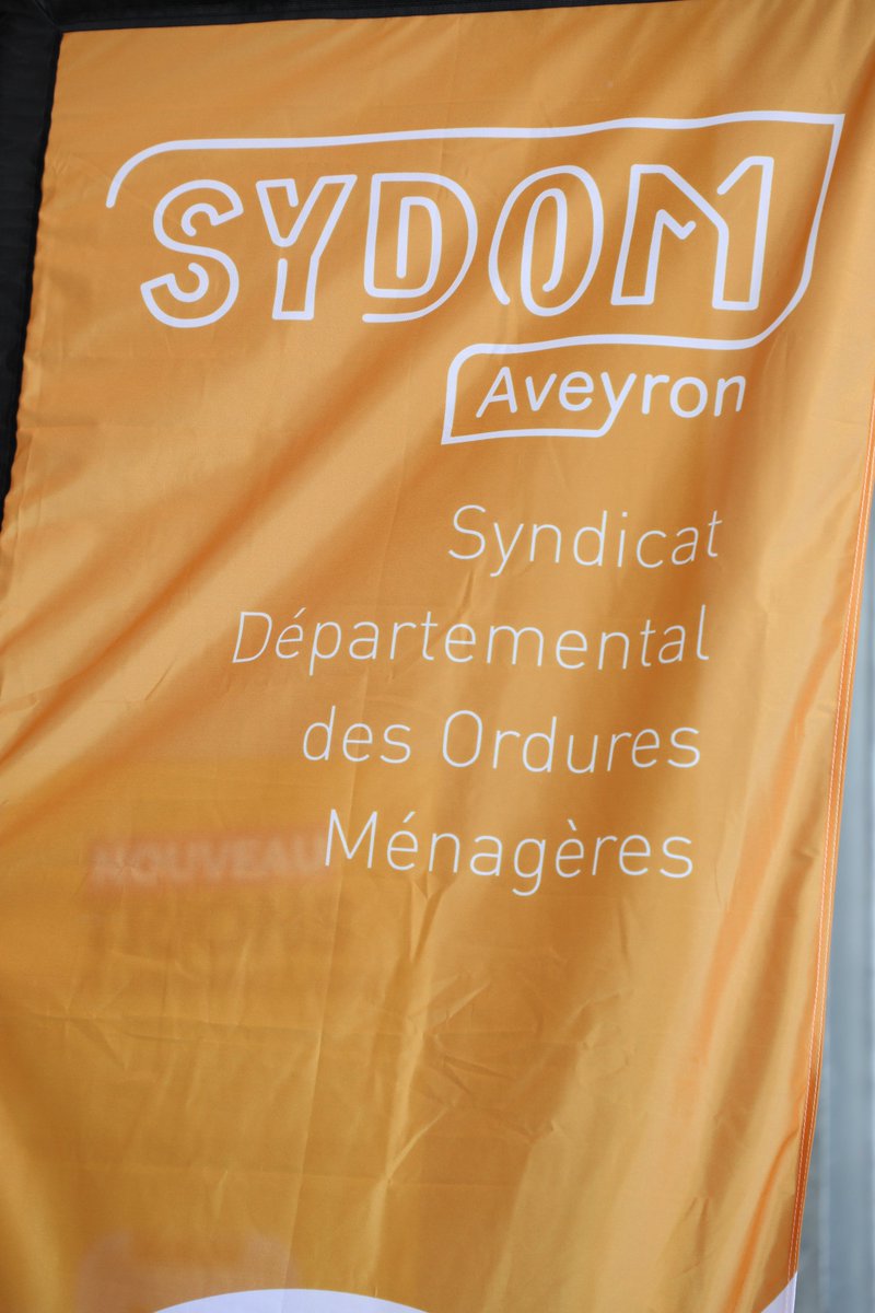 Prefet12's tweet photo. 🇫🇷✂️ Inauguration
Centre de tri - #SYDOM #Millau

Mme le @Prefet12 a souligné la démarche du SYDOM, qui est exemplaire, en respectant une des politiques prioritaires du @gouvernementFR , qui porte sur l'extension des consignes de tri

#recyclage #déchets #tri #Aveyron https://t.co/R9AvQaNNsj