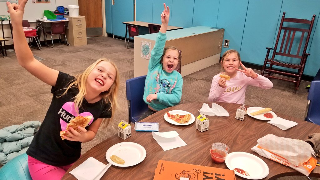 ParvisPals's tweet photo. Pizza ✔
Bumping Tunes ✔
Friendship ✔
SO MANY BREADSTICKS ✔
#PizzaParty https://t.co/4CG8Fnetuc