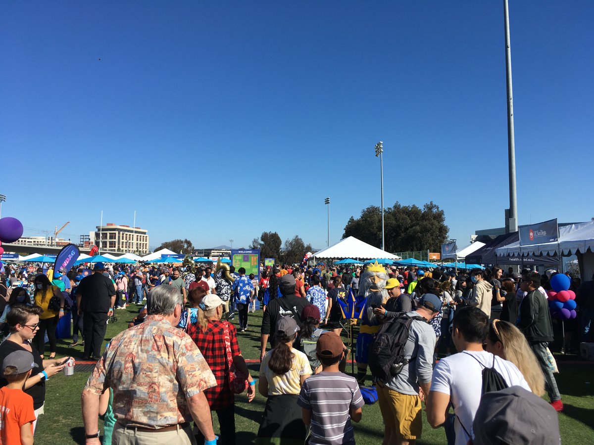 AgentBaz's tweet photo. Regarding #MidCoastMilestone -- hadn't thought much about the line last 2 yrs since it seemed so far away. But glad I went yesterday! Bus to Trolley connection was quick, ride was smooth and while crowded, everyone behaved. Great food and entertainment, @sdmts! Glad to take part. https://t.co/SOYOCnm17t
