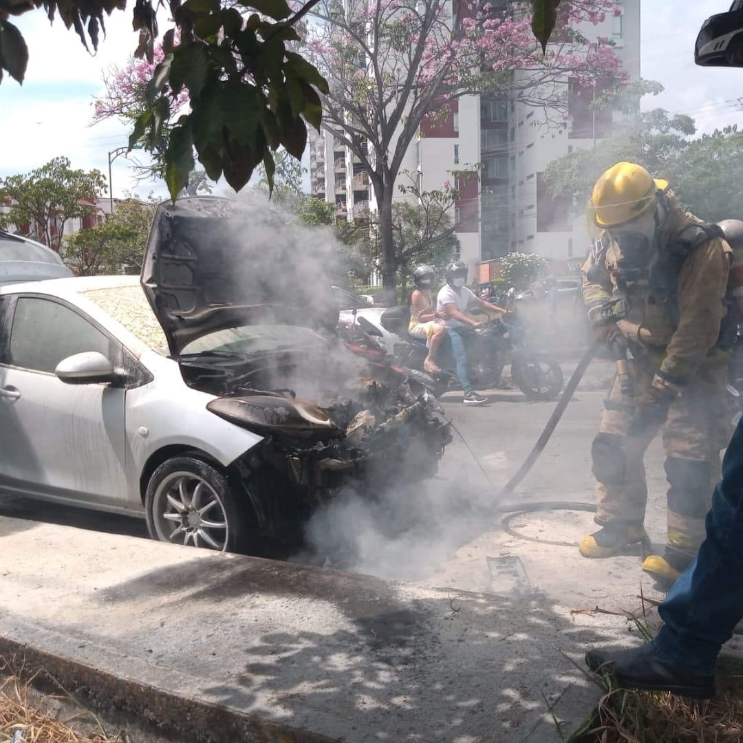 floridabomberos's tweet photo. Controlamos #incendio vehicular en la autopista sentido #Floridablanca #Bucaramanga a la altura de Lechesan el motor estaba en llamas, procedimos a apagar el 🔥en su totalidad. La comunidad  minutos antes había tratado de apagarlo con extintores, pero les fue imposible. https://t.co/CenSSBCJg3