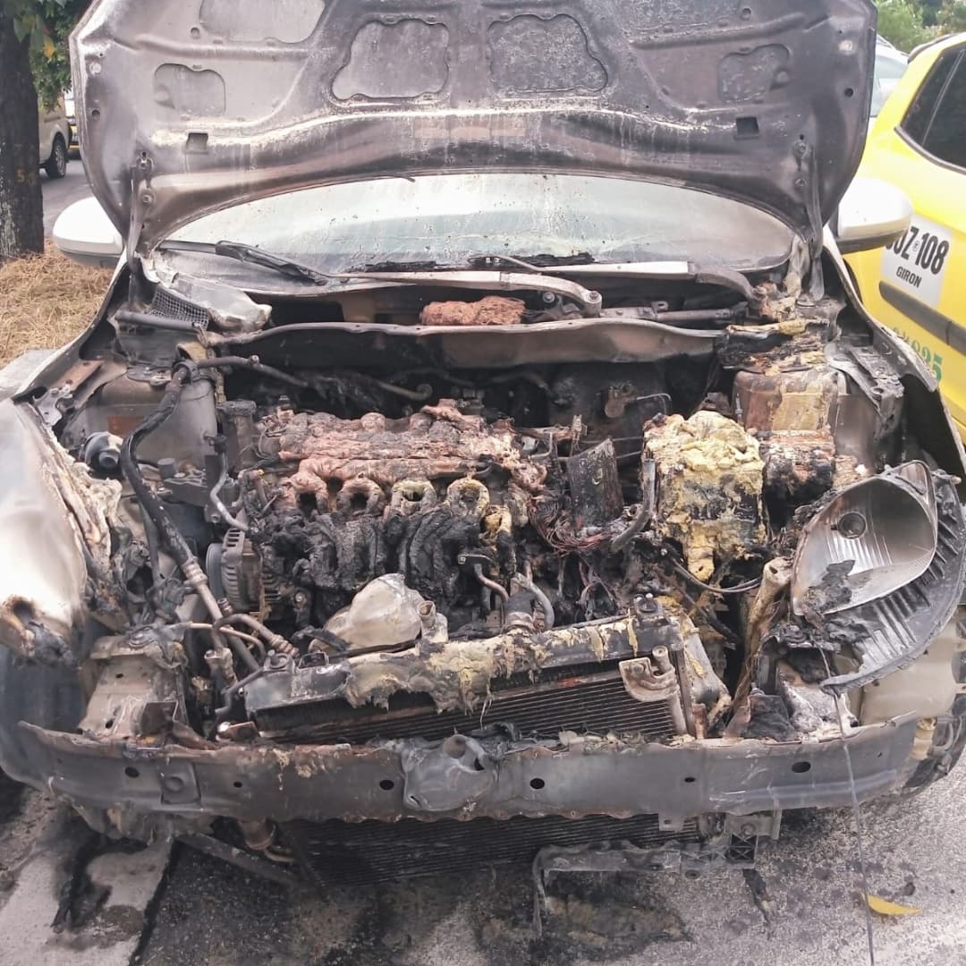floridabomberos's tweet photo. Controlamos #incendio vehicular en la autopista sentido #Floridablanca #Bucaramanga a la altura de Lechesan el motor estaba en llamas, procedimos a apagar el 🔥en su totalidad. La comunidad  minutos antes había tratado de apagarlo con extintores, pero les fue imposible. https://t.co/CenSSBCJg3