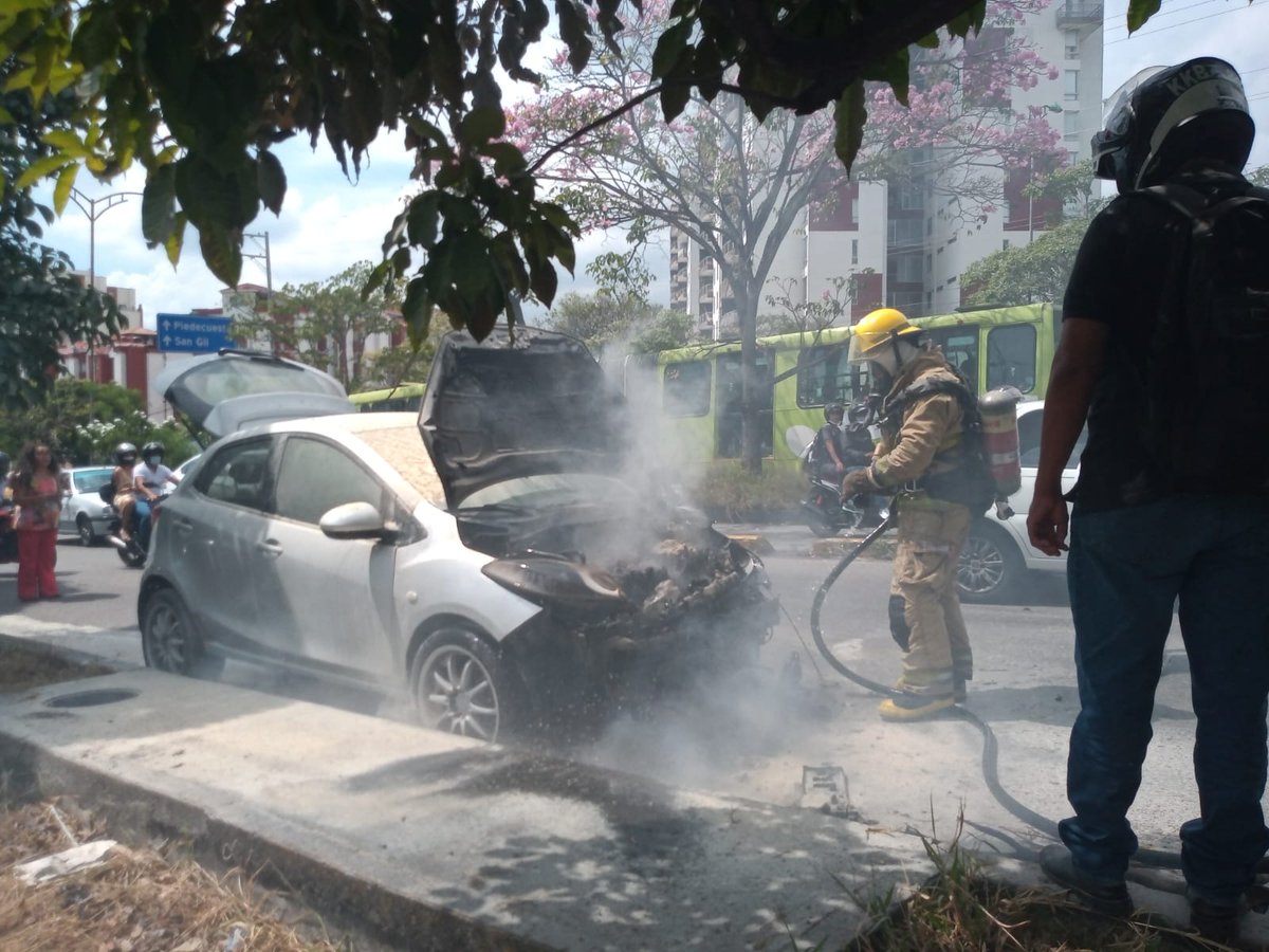 floridabomberos's tweet photo. Controlamos #incendio vehicular en la autopista sentido #Floridablanca #Bucaramanga a la altura de Lechesan el motor estaba en llamas, procedimos a apagar el 🔥en su totalidad. La comunidad  minutos antes había tratado de apagarlo con extintores, pero les fue imposible. https://t.co/CenSSBCJg3