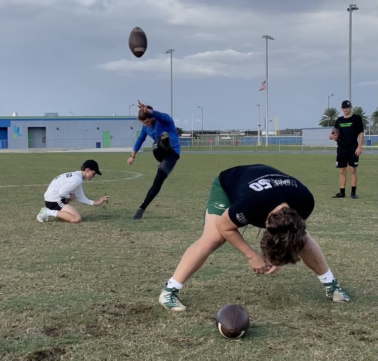 KornblueKicking's tweet photo. Sunday afternoon @KornblueKicking group training 🏈#𝐅𝐀𝐁𝟓𝟎 
📍Bonita Springs, FL https://t.co/VR2C6q96Mv