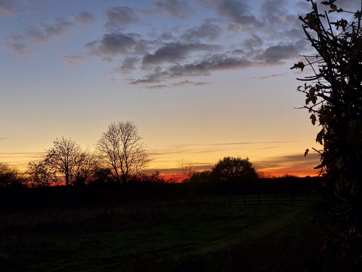 feel_paul's tweet photo. #rural @RamblersGB around our #neighbourhood at #sunset #redsky… #frostyweather & #winter is on its way at #HighCatton @sbib_bloom #itsgrimupnorth #keepitcountry in #godsowncounty @East_Riding of #Yorkshire https://t.co/ngT3z0TEHc