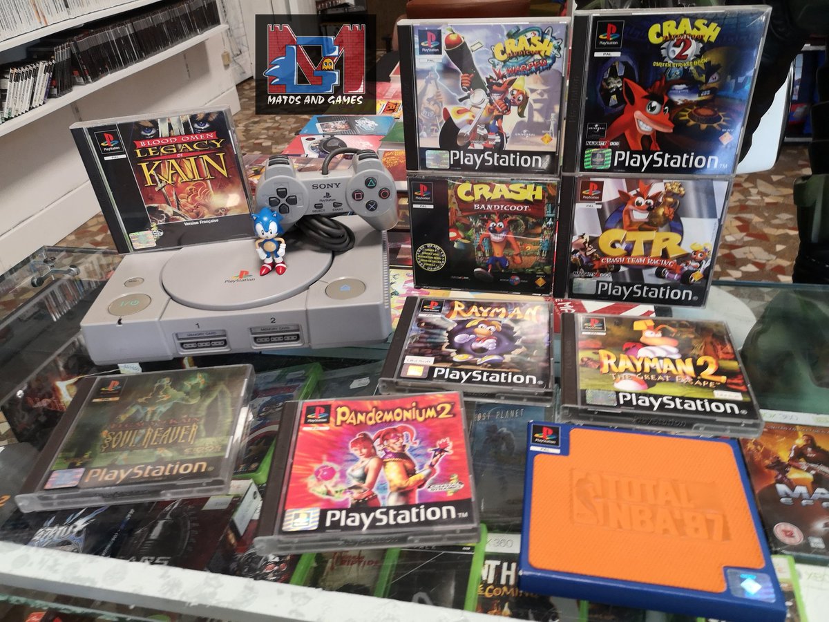 MatosandGames's tweet photo. Une PlayStation ainsi qu'une belle sélection de matos 😎
#retrogaming #ps1 #sony #crashbandicoot #legacyofkain #pandemonium #totalnba97 #rayman #matosandgames https://t.co/SQTcvrgEHE