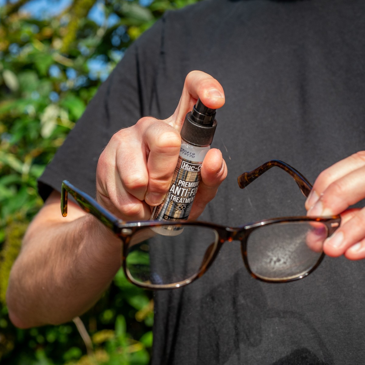 muc_off's tweet photo. Fog-Off!
From goggles to glasses, our 5-day anti-fog treatment is like a bottled windscreen wiper! It creates a micro-thin coating on your eyewear of choice, that stops rain and water fogging up your ride! 🤘
#Mucoff #Neverstandstill #Fogoff https://t.co/cGbDizpj2B