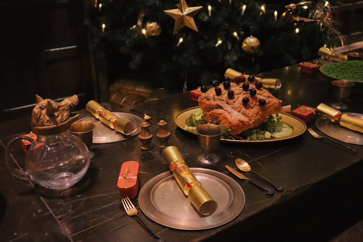 Dün akşam Hogwarts'ta Harry Potter ve Felsefe Taşı izledik. Evet böyle bir şey yaşandı. #20YearsOfMovieMagic ♥️⚡️