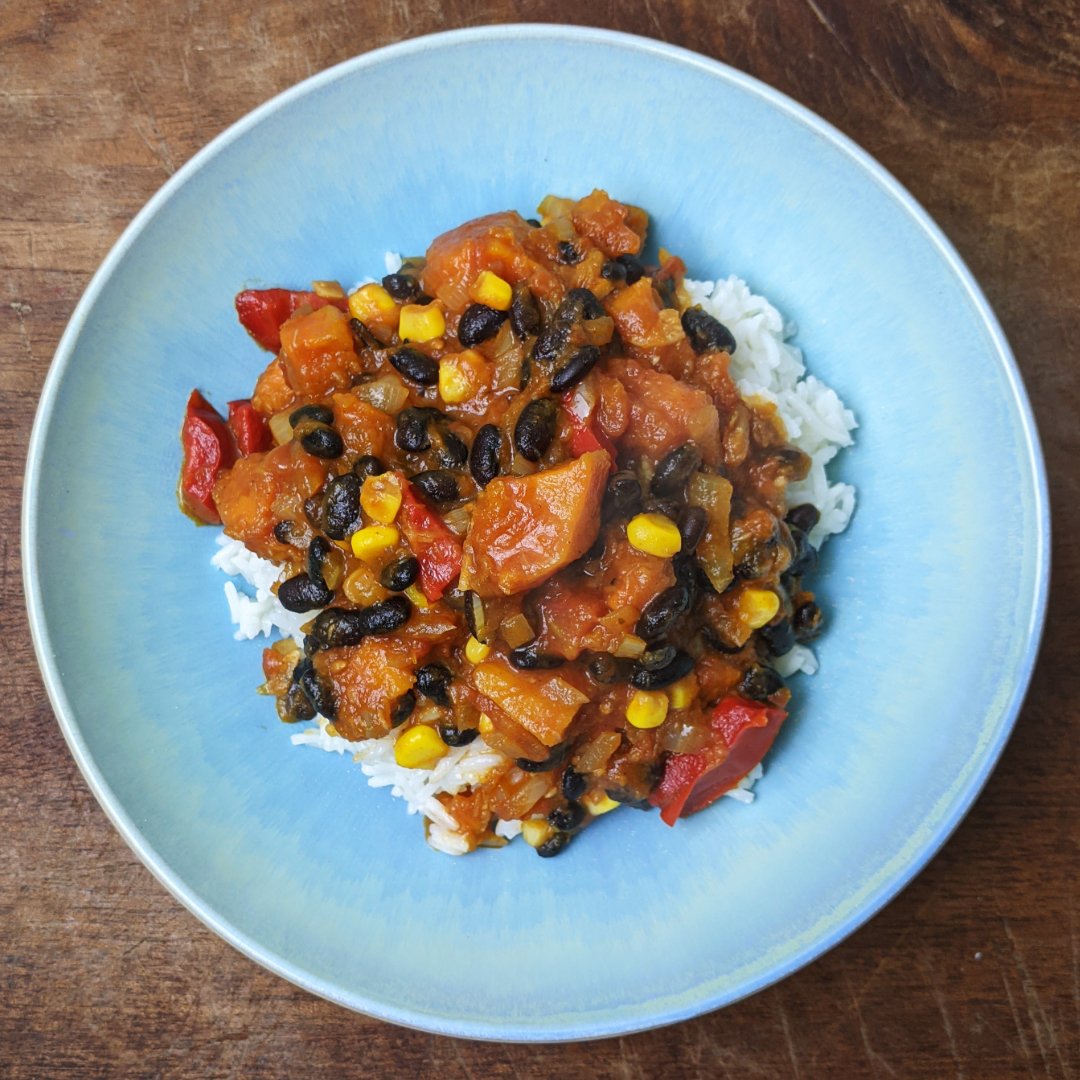 This steaming hot, smoky black bean &amp; butternut chilli is basically all I want to eat right now - it's so deliciously warming, and the <a href="/ROOTEDspices/">ROOTEDspices</a> brassica blend makes all the difference in here; such amazing flavour, I'm obsessed!   

#
