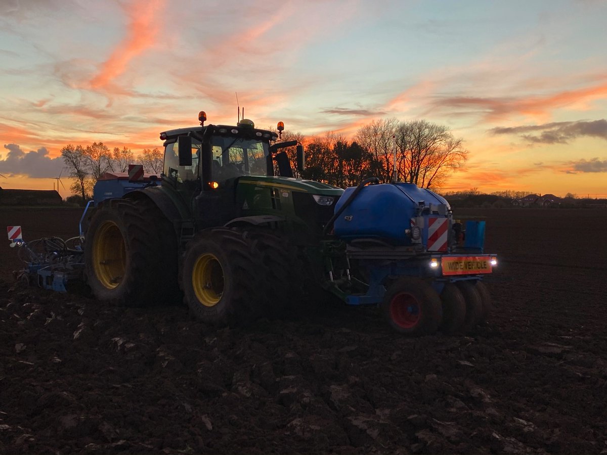 <a href="/HRichardsonn/">Henry Richardson</a> following the plough, drilling some <a href="/LGSeedsUK/">LGSeedsUK</a> Skyscraper winter wheat after Sugarbeet harvest. Lovely sunset over #TheFens