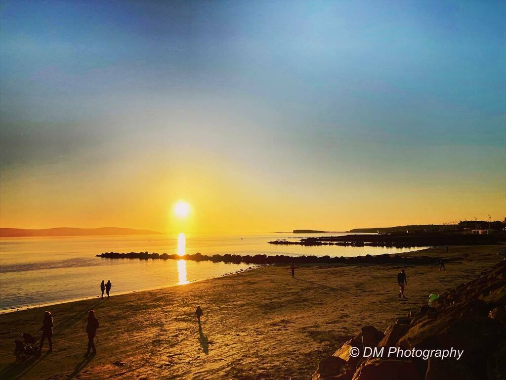 DMPhotosGalway's tweet photo. Glorious afternoon in #Salthill! #thevillagesalthill #galway #thisisgalway #visitgalway #salthillprom #blackrockdivingtower #beach #sunset #coast #gold https://t.co/iQkWWGqjHN