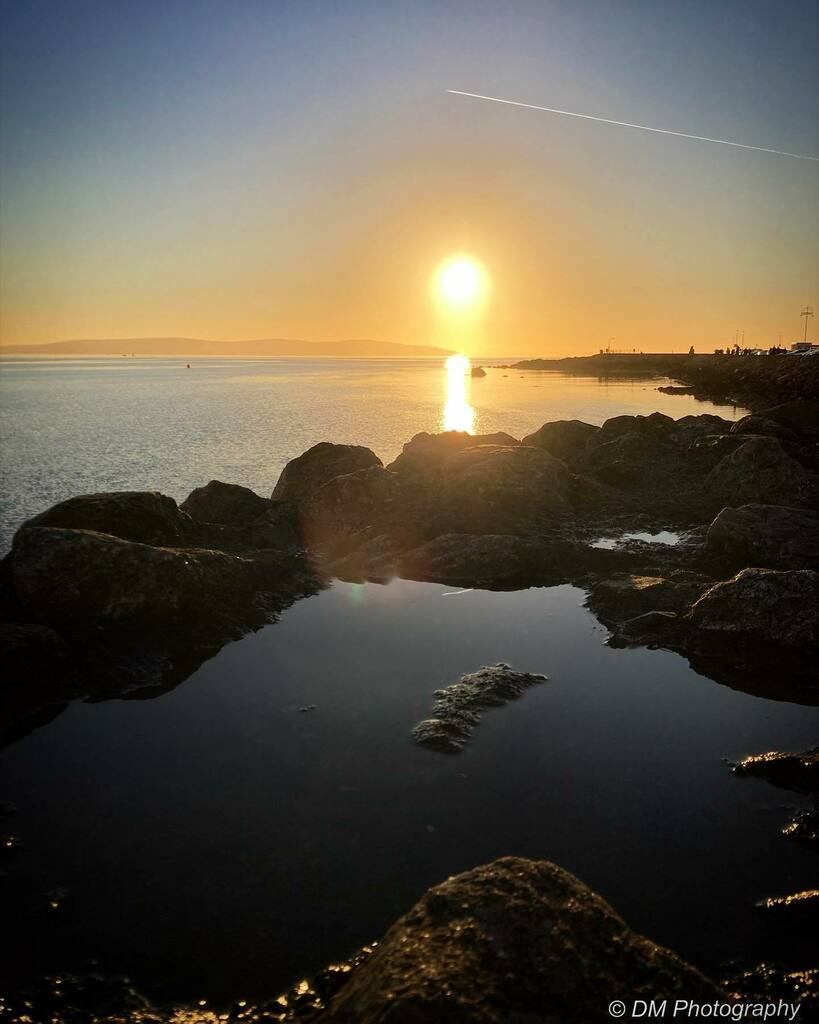 DMPhotosGalway's tweet photo. Sun going down on #galwaybay #sunset #thevillagesalthill #thisisgalway #salthillprom #visitgalway #wildatlanticway #sunset #rocks #rockpool #sea #coast #gold https://t.co/RR3GmHcEuC