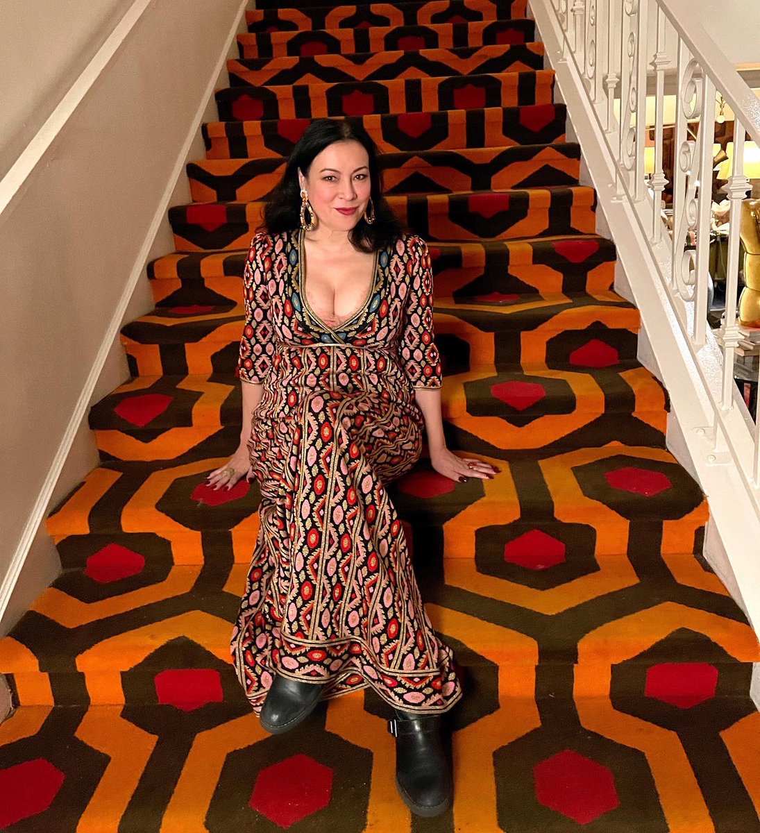JenniferTilly's tweet photo. Sometimes the best accessory is the stairs! 😆 https://t.co/4PfTdFmNU7