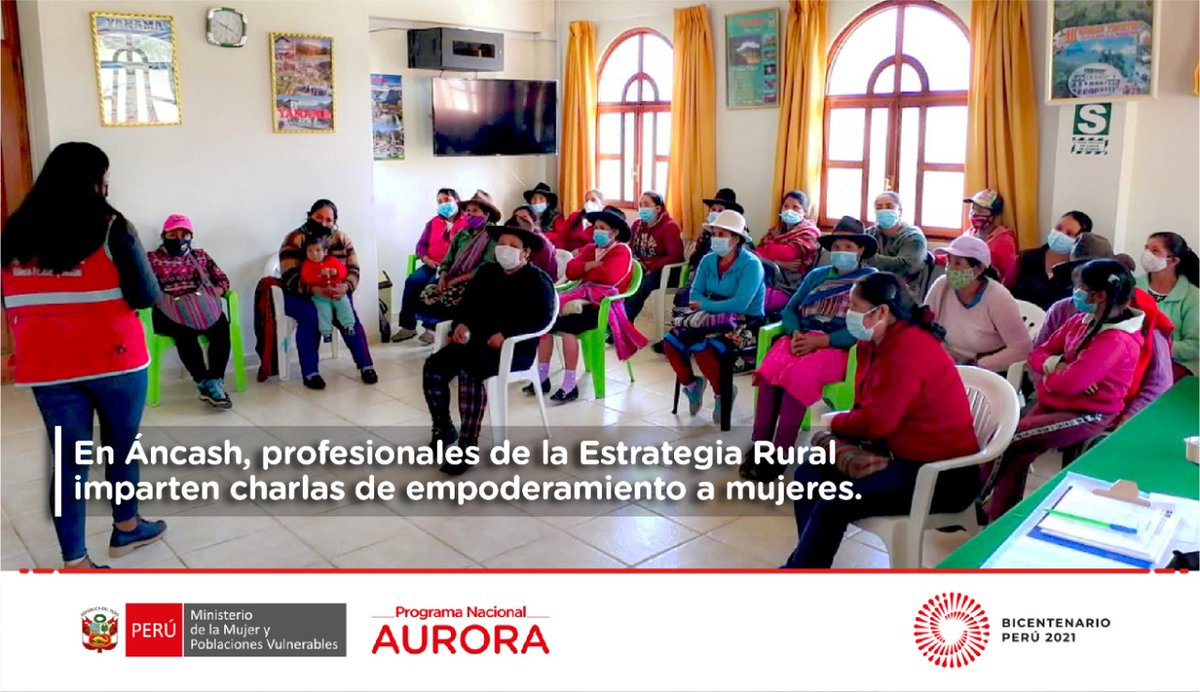 MimpPeru's tweet photo. #Áncash | ¡Vamos de casa en casa! 🙋🏽‍♀️ Equipo de la #EstrategiaRural Yanama llegó hasta la provincia Yungay para dialogar y empoderar a mujeres rurales del barrio Socos sobre el ejercicio de sus derechos, a fin de generar cambios orientados a la igualdad y la no violencia. 🙋🏽‍♀️💪 https://t.co/RoEnTcLtFH