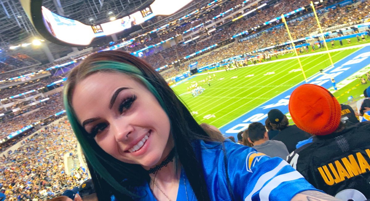 XoxoWeiss's tweet photo. Yay, my first football game was so much fun! And we won the game! Thank you friends for making it great!🥳🏈🤩 https://t.co/dgWXF7RJen