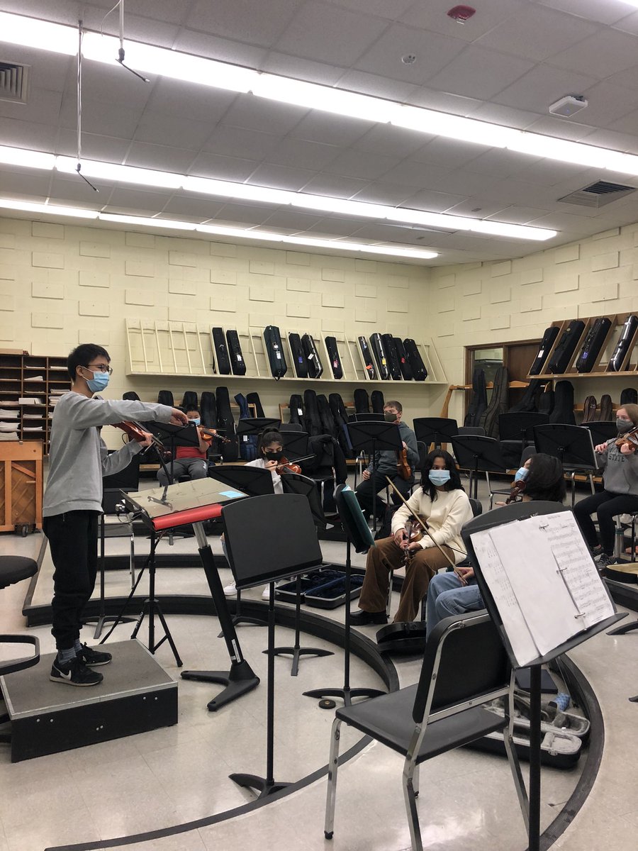 BonnellScience7's tweet photo. Filled in for Orchestra during my prep today. These kiddos are AMAZING! They are going to have a fantastic concert in a few weeks! 🎶 @SmithKnights #OneTroy https://t.co/i7etlsJAh3